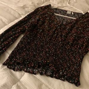 Long sleeve blouse with tighter fit on the mid section